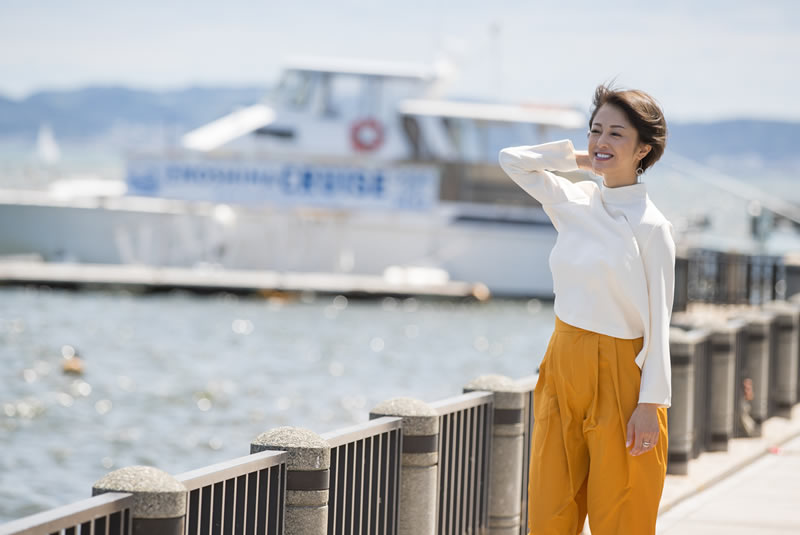 江ノ島の海を背にする河辺千恵子さん