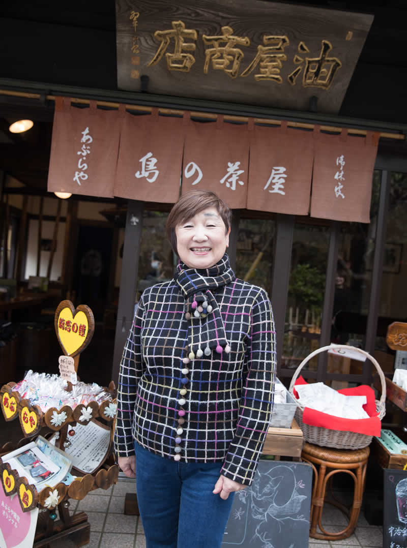 島の茶屋 あぶらや（油屋商店）の前で秋岡さん