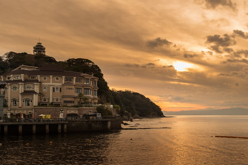 江の島の夕景と江の島アイランドスパ