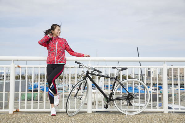 江ノ島でサイクリングする佐野真彩さん