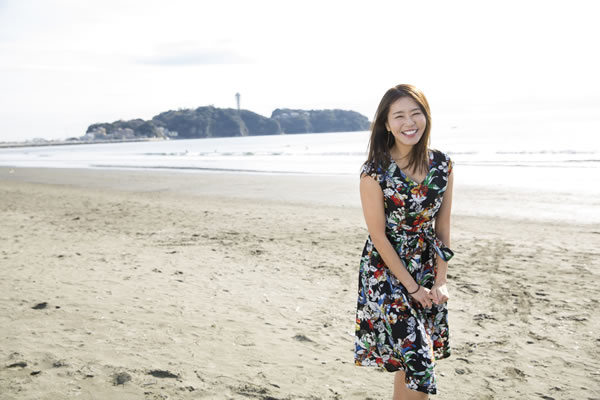 湘南の海を背に佐野真彩さん