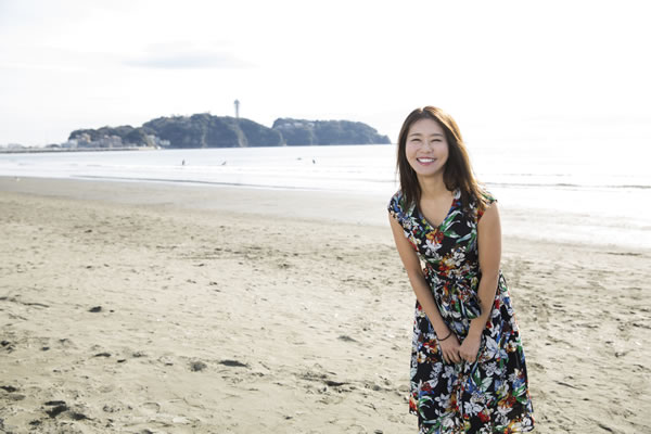 湘南の海を背に佐野真彩さん