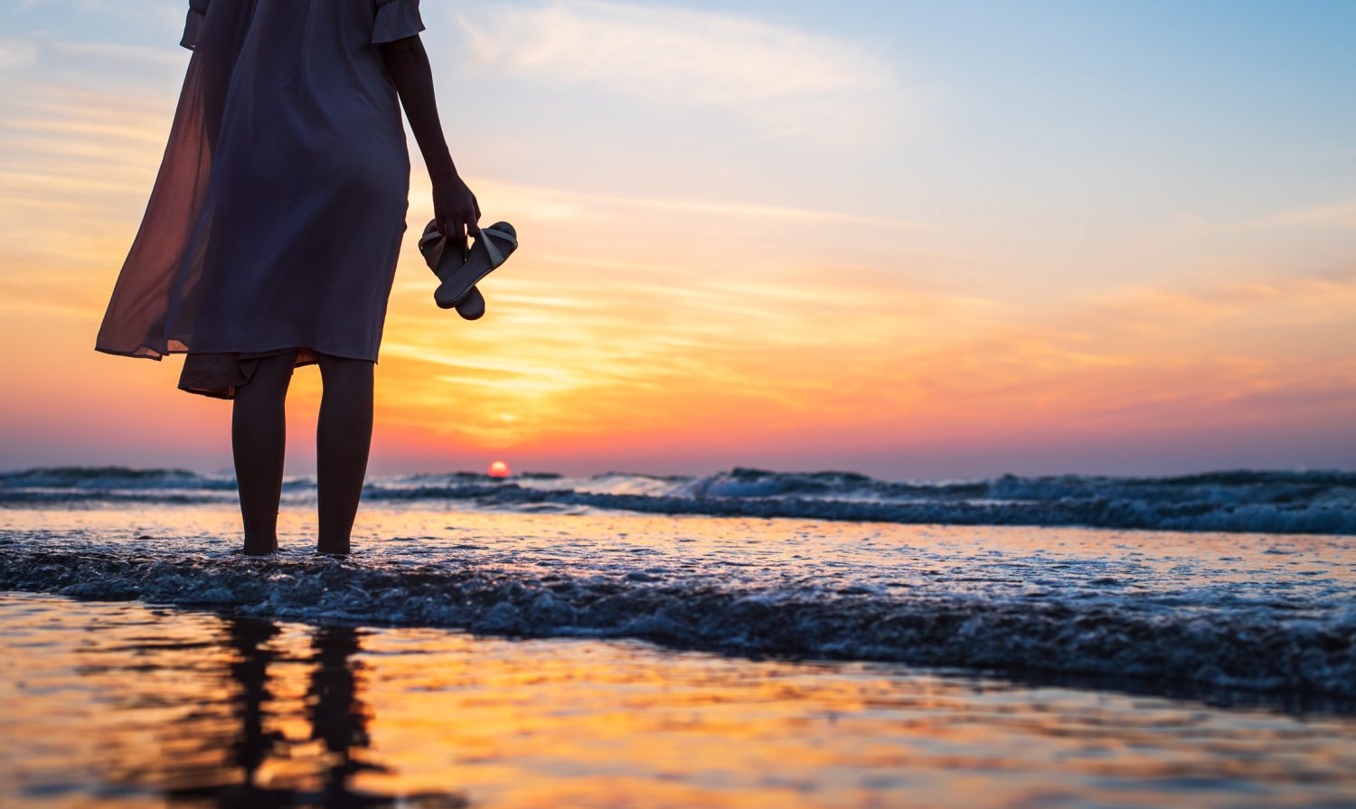 江の島　海の夕日と女性