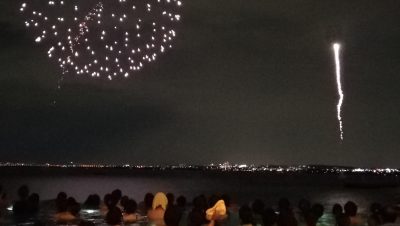 花火大会開催日の屋外プール
